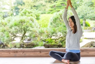 mulher meditando para melhorar Como Lidar com Ansiedade na Menopausa Naturalmente