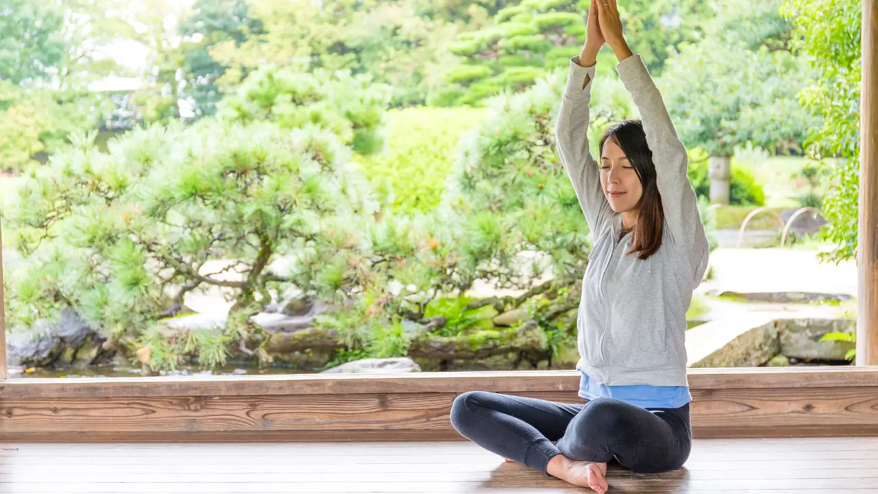 mulher meditando para melhorar Como Lidar com Ansiedade na Menopausa Naturalmente