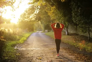 Como Não Engordar no Inverno aos 45 Anos, mulher caminhando