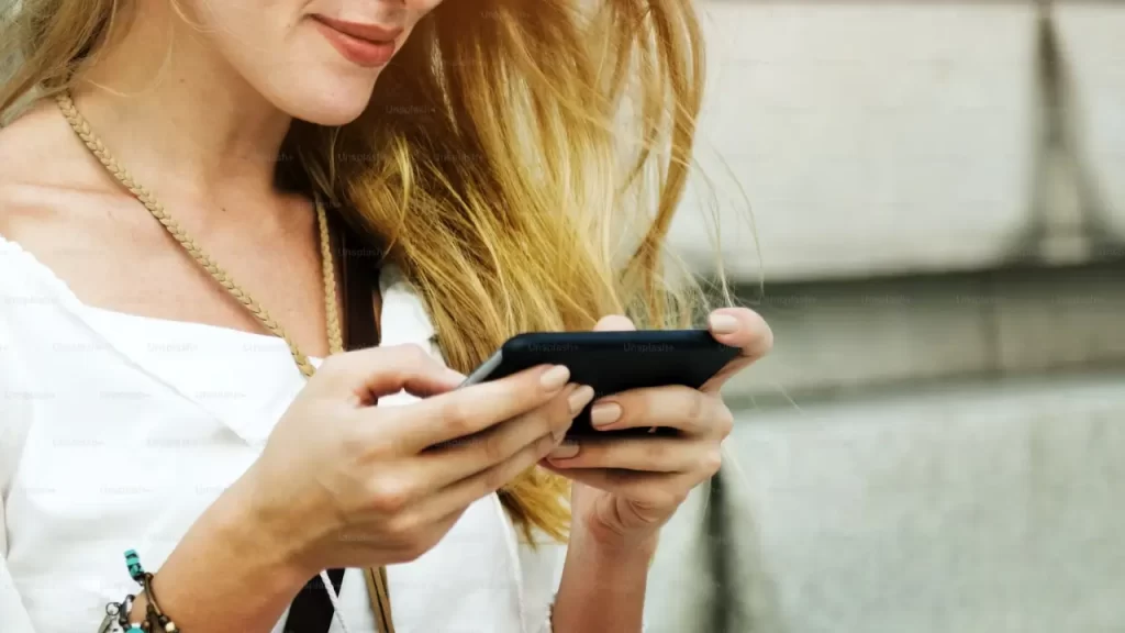 mulher olhando um aplicativo de relacionamento