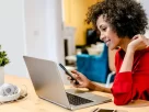 mulher sorridente ao Trabalhar Home Office aos 45 Anos Sem Experiência 
