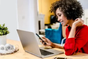 mulher sorridente ao Trabalhar Home Office aos 45 Anos Sem Experiência 