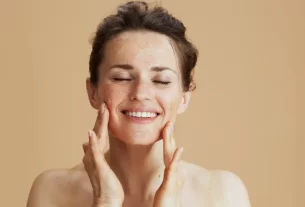 mulher passando creme no rosto