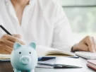 Mulher de 40 anos planejando investimentos de 100 reais mensais para aposentadoria