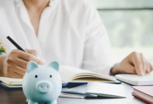 Mulher de 40 anos planejando investimentos de 100 reais mensais para aposentadoria