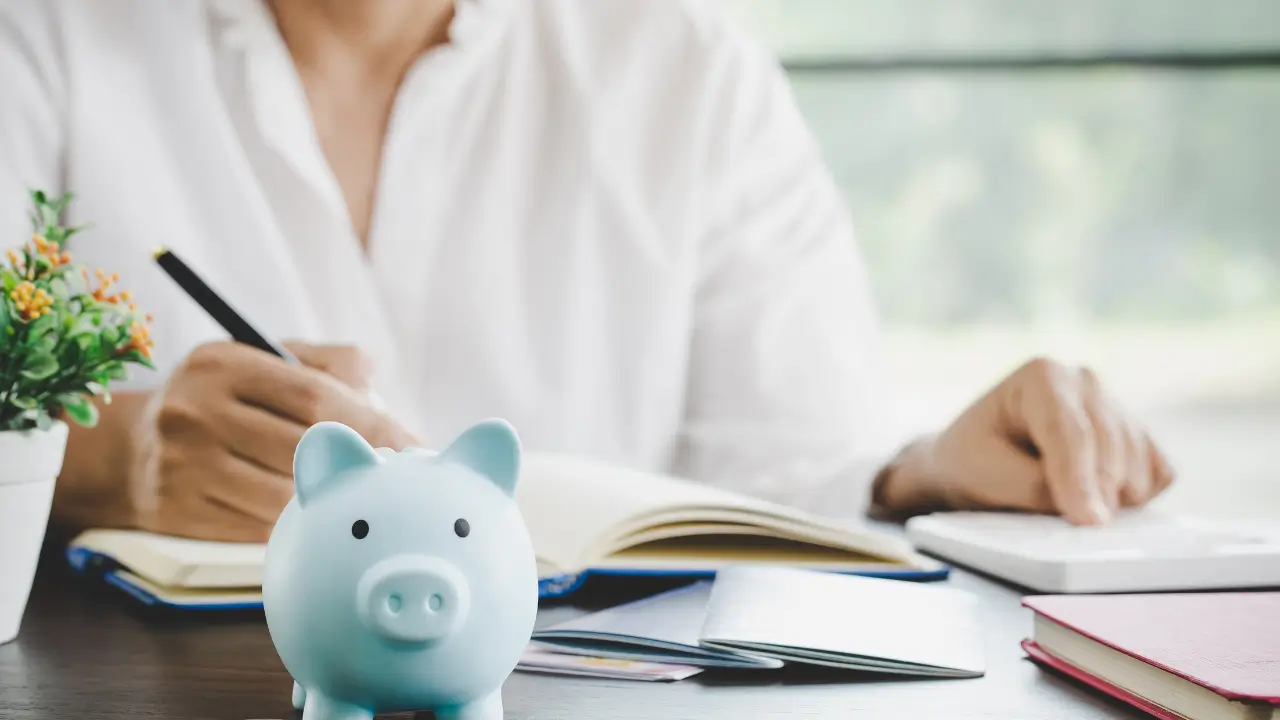 Mulher de 40 anos planejando investimentos de 100 reais mensais para aposentadoria