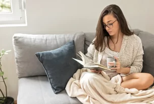 Mulher aos 40 anos lendo livro de desenvolvimento pessoal