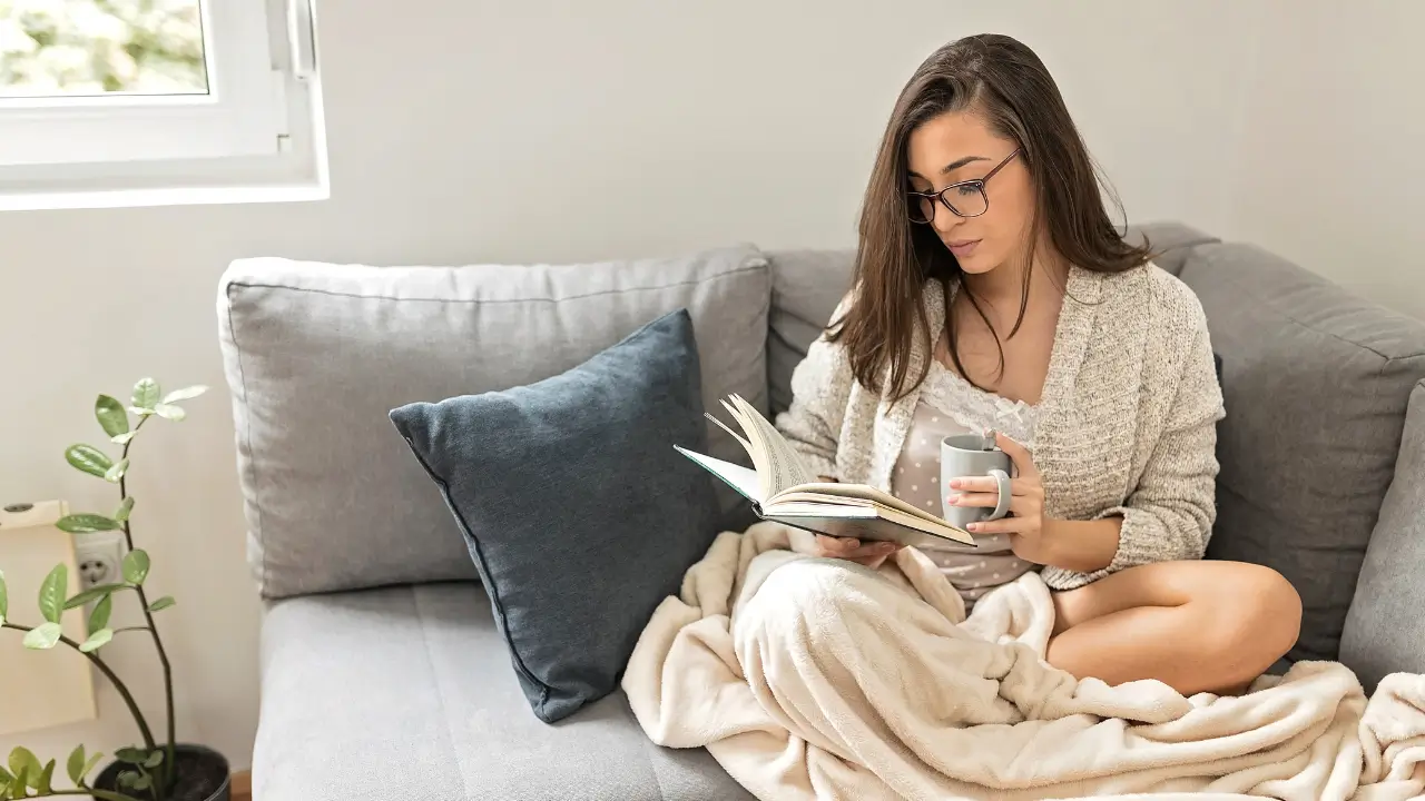 Mulher aos 40 anos lendo livro de desenvolvimento pessoal