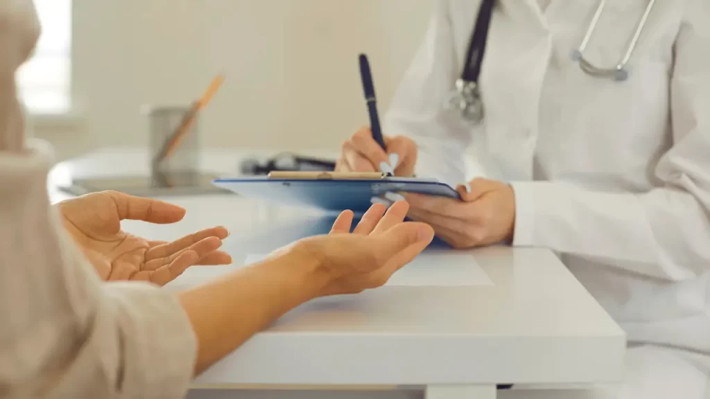 mulher em consulta médica