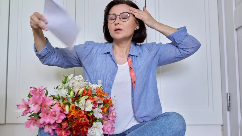 mulher sentindo os Sintomas Pré Menopausa aos 42 anos