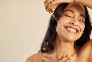 mulher fazendo Skincare Coreano Para Pele Madura 45+