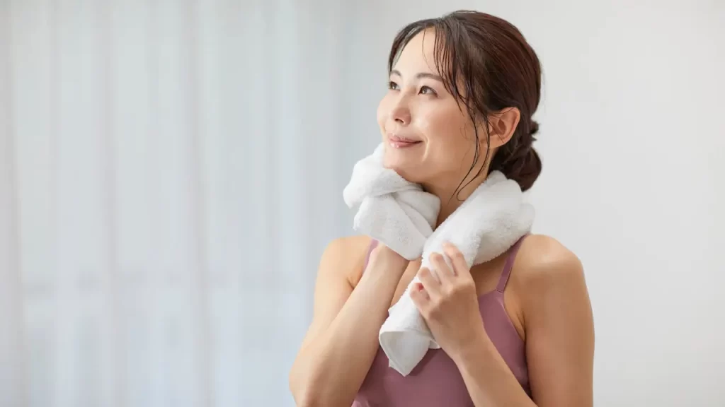 mulher sorrindo após exercícios