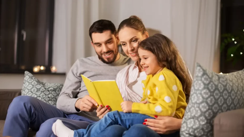 Família aproveitando lazer em casa economizando sem abrir mão do bem-estar