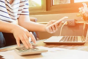 Mulher madura organizando orçamento doméstico para cortar gastos sem perder conforto