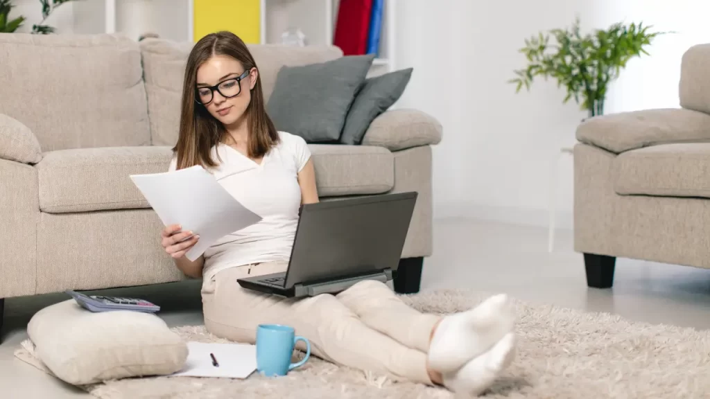 mulher fazendo a organização financeira