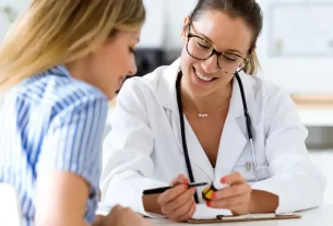 médico solicitando Exames Preventivos Essenciais para Mulheres aos 45 Anos