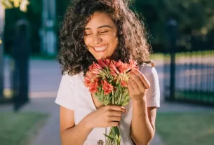 mulher feliz pois sabe se prevenir do Ghosting, love bombing e outros termos do novo amor líquido