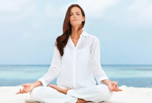 Mulher praticando meditação para reduzir prevenir herpes zóster e estresse
