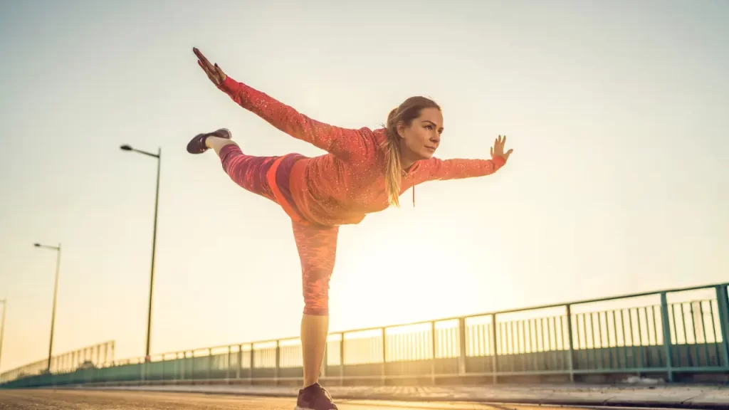 Mulher madura praticando exercício para equilibrio e prevenção de labirintite na menopausa
