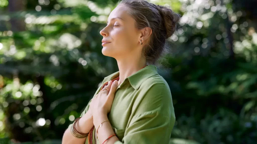 mulher em postura de gratidão
