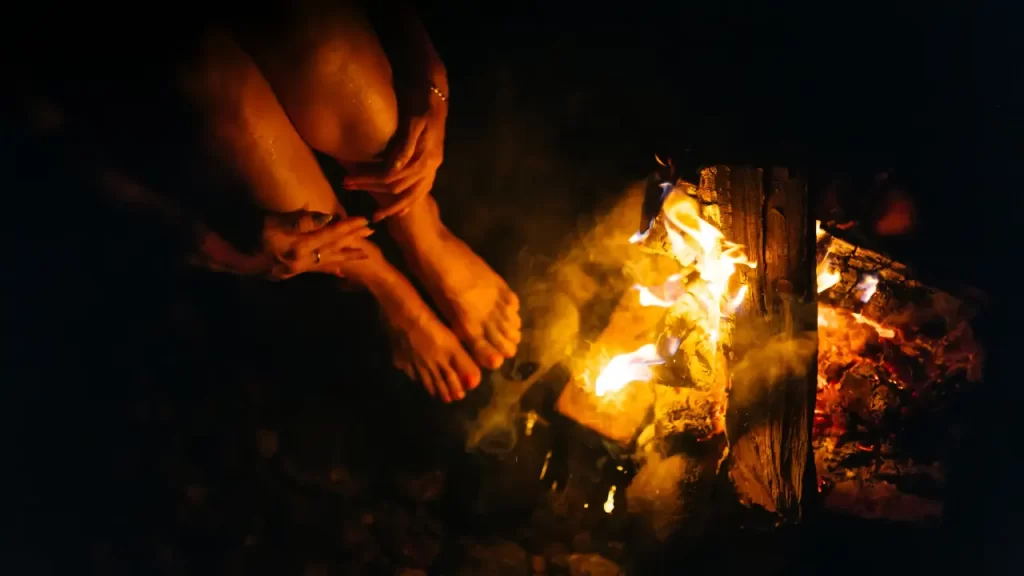 mulher próxima a uma fogueira liberando seus desejos