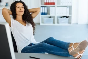 micropausas e neuroplasticidade sendo praticado por mulher no trabalho