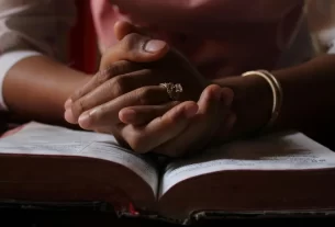 mulher lendo a Bíblia