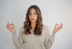 Mulher lidando com pensamentos intrusivos na meditação