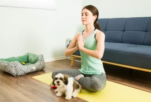 mulher meditando demonstrando que a energia do pet e da casa estão harmonizados