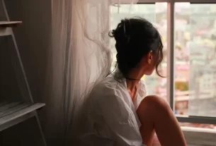 Mulher refletindo sobre vulnerabilidade após término de relacionamento