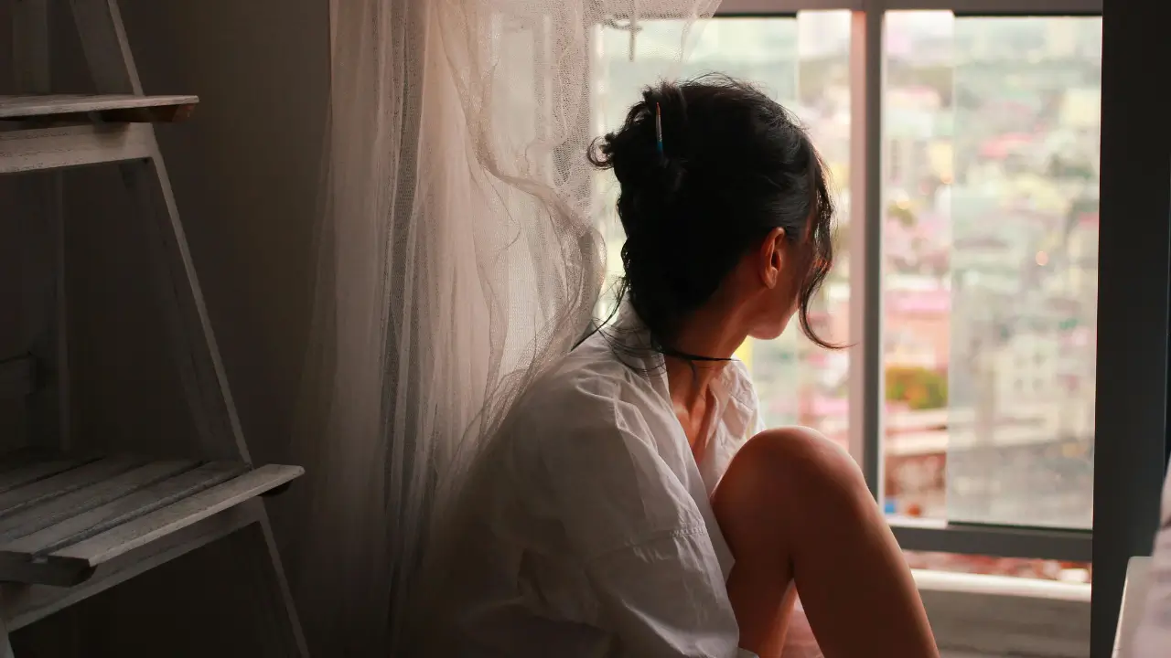 Mulher refletindo sobre vulnerabilidade após término de relacionamento