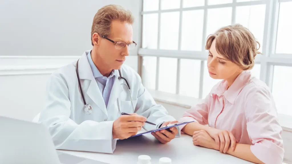 mulher consultando médico para saber qual vitamina D ajuda mais na menopausa