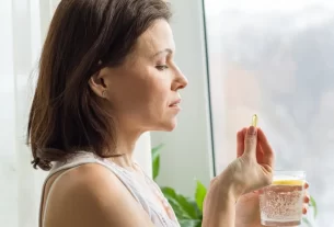 mulher tomando vitamina D