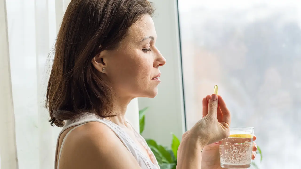 mulher tomando vitamina D