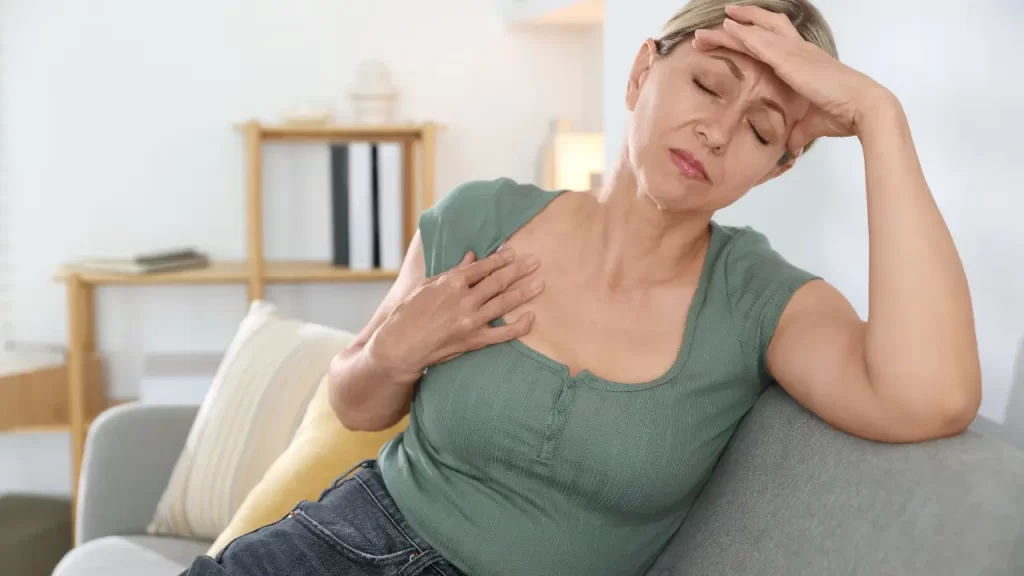 mulher com dores de cabeça na menopausa