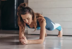 mulher praticando um treino full body 