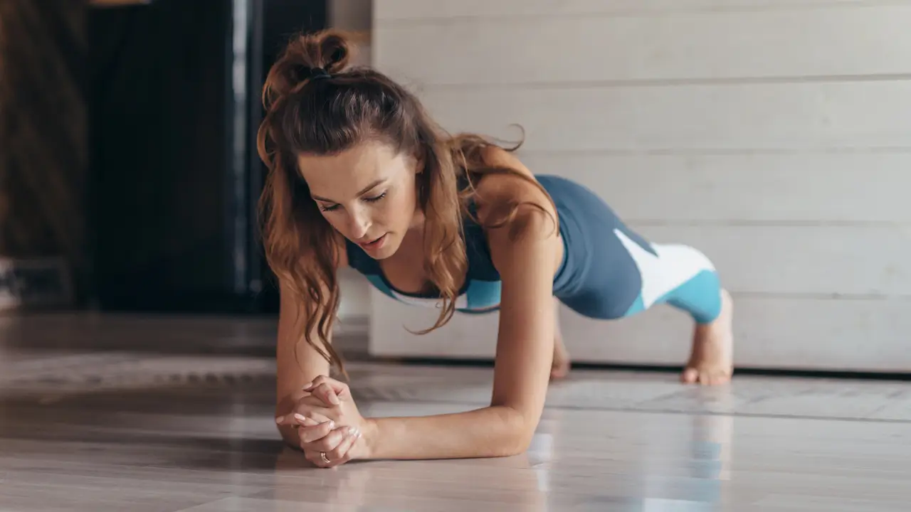 mulher praticando um treino full body 