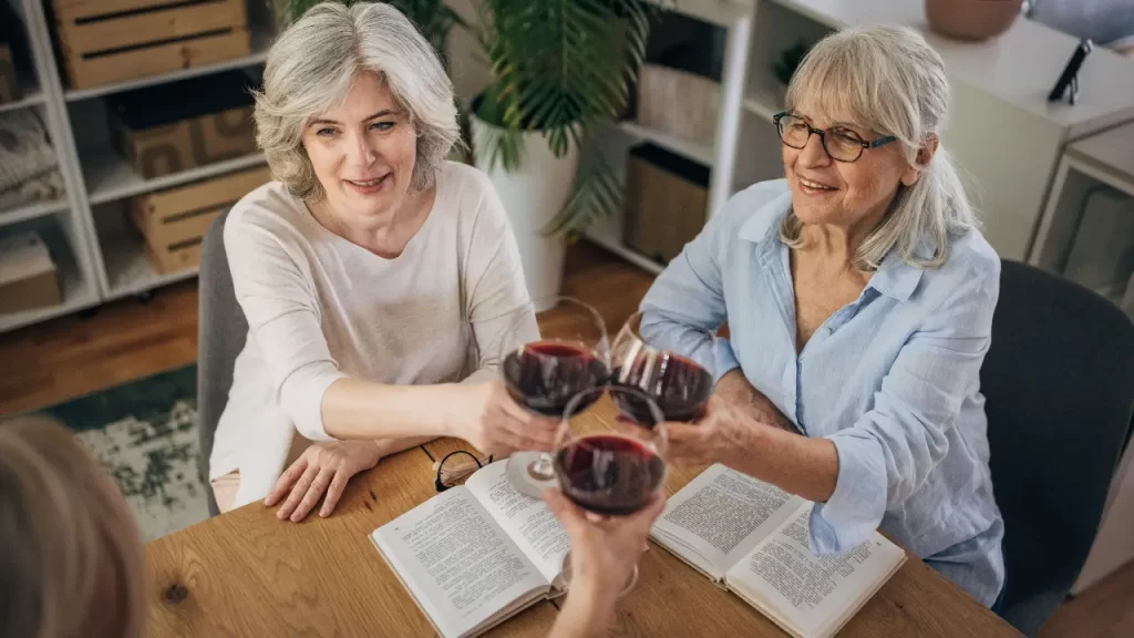 Grupo de mulheres acima de 40 anos participando de clube de leitura e discussão de livros