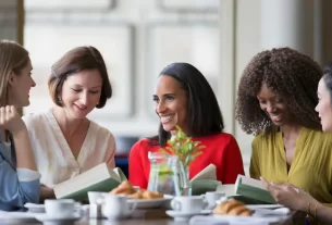 Clube do livro na maturidade, mulheres discutindo livro em ambiente acolhedor