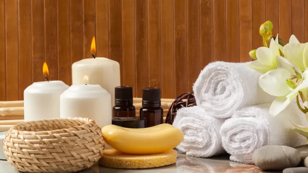 Ambiente de spa caseiro com óleos essenciais, velas e elementos naturais para estimulação sensorial