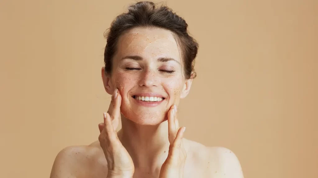 Mulher de 40 anos realizando automassagem com texturas naturais para estimulação sensorial terapêutica