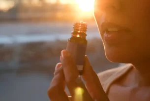 Mulher madura praticando estimulação sensorial através de aromaterapia e toque consciente