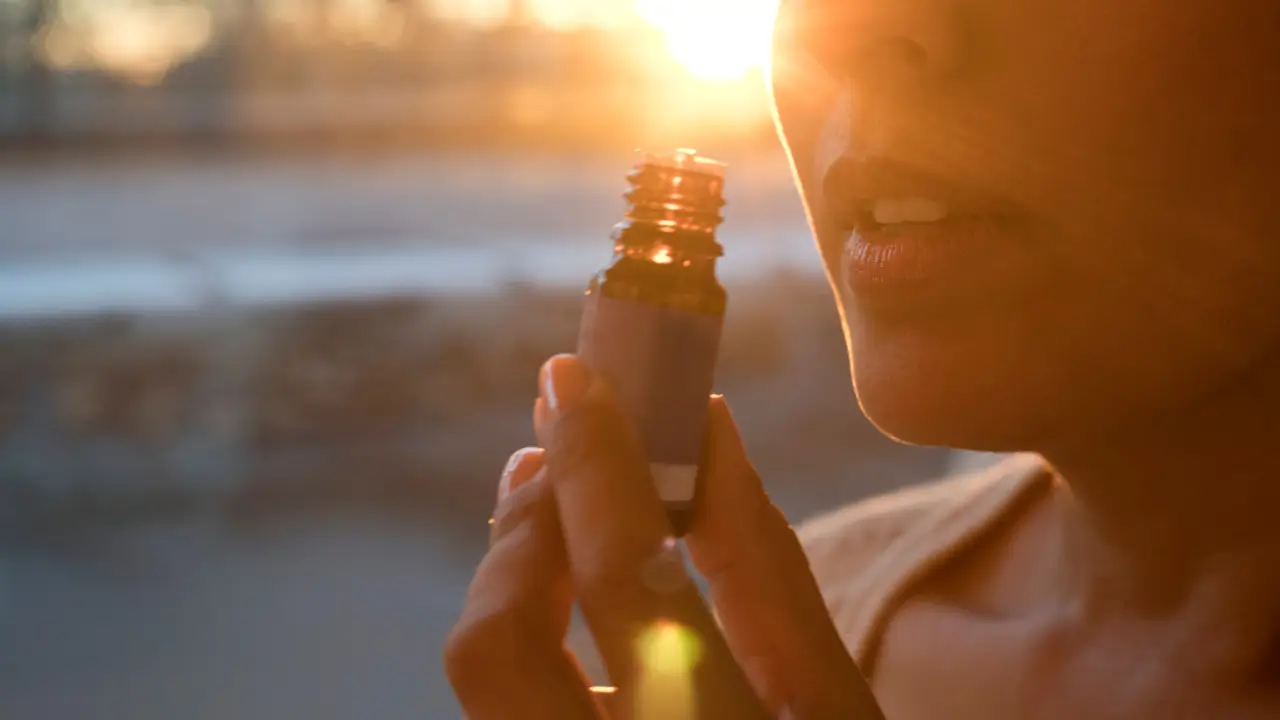 Mulher madura praticando estimulação sensorial através de aromaterapia e toque consciente