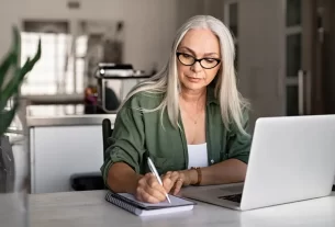Mulher concentrada trabalhando em escritório organizado, representando foco em tempos de distração