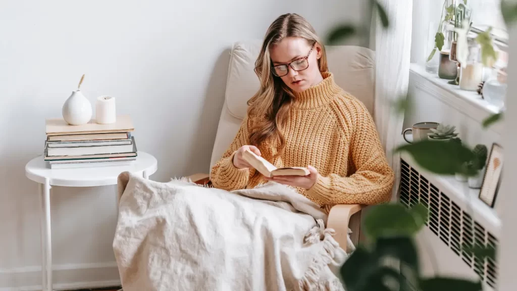 Ambiente renovado com móveis reorganizados promovendo tranquilidade