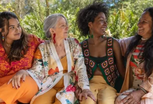 Grupo de mulheres maduras sorrindo e se abraçando em um momento de conexão genuína ao ar livre