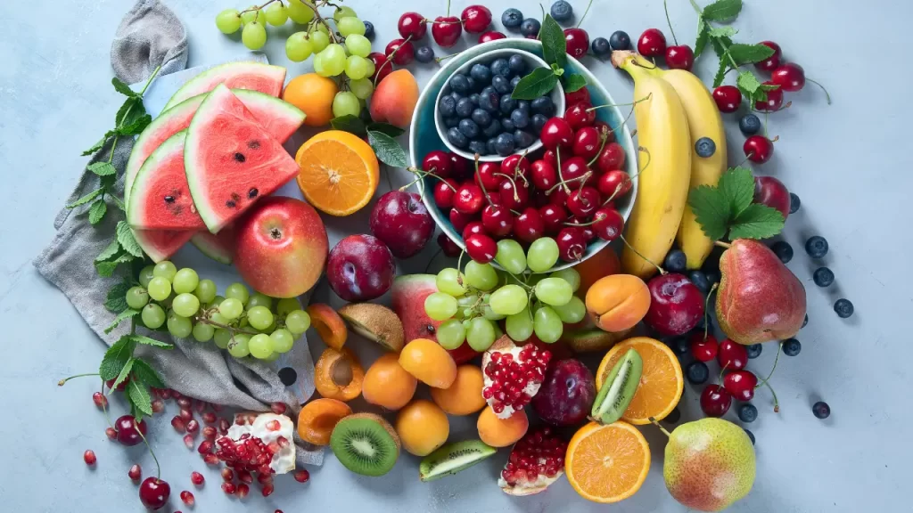 alternativas saudáveis para controlar compulsão por doces na menopausa - cacau, castanhas e frutas