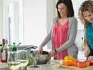 Culinária afetiva na maturidade mulheres cozinhando juntas criando vínculos familiares