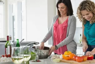 Culinária afetiva na maturidade mulheres cozinhando juntas criando vínculos familiares