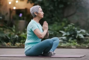 Mulher na menopausa praticando meditação kundalini para despertar energia vital